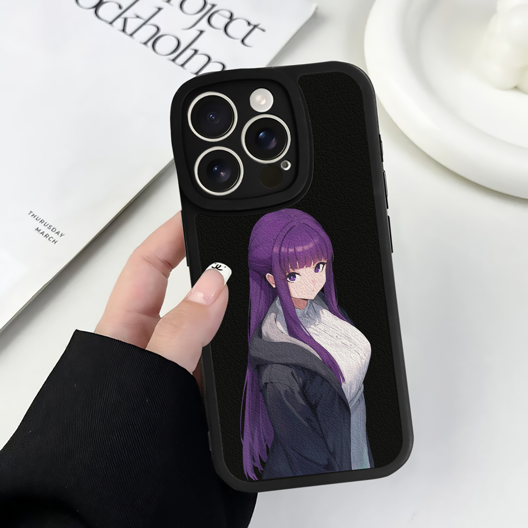 （画像用） 葬送のフリーレン Frieren 【iPhone 16シリーズ対応】シリコンスマホケース（レザー調） 材質：シリコン